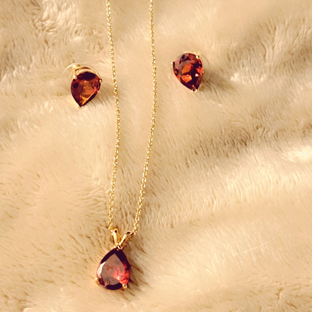 Beautifiul Red Teardrop Necklace with Matching Earring Set In Gold Tone chain